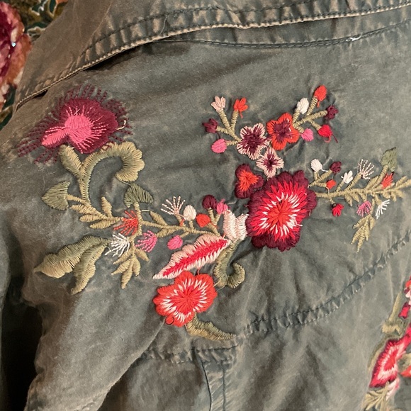 Nostalgia Green Button Down Shirt with Floral Embroidery - Picture 4 of 7